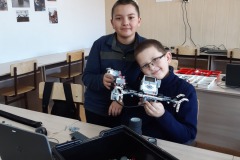 Учащиеся на кружке по робототехнике